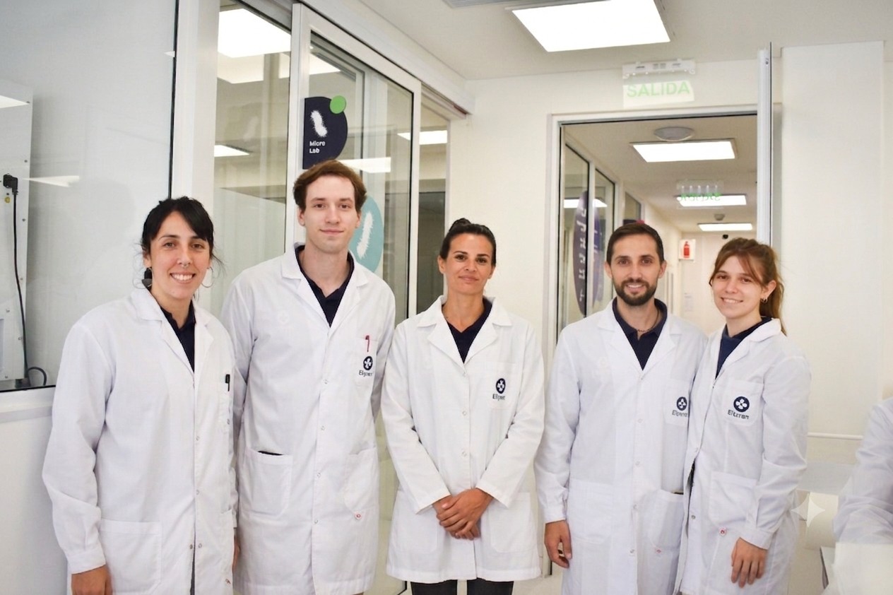 Equipo de Elytron posando en el laboratorio